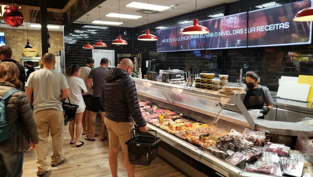Açougue do Rokka’s Market Orlando com fila de clientes e atendente no balcão