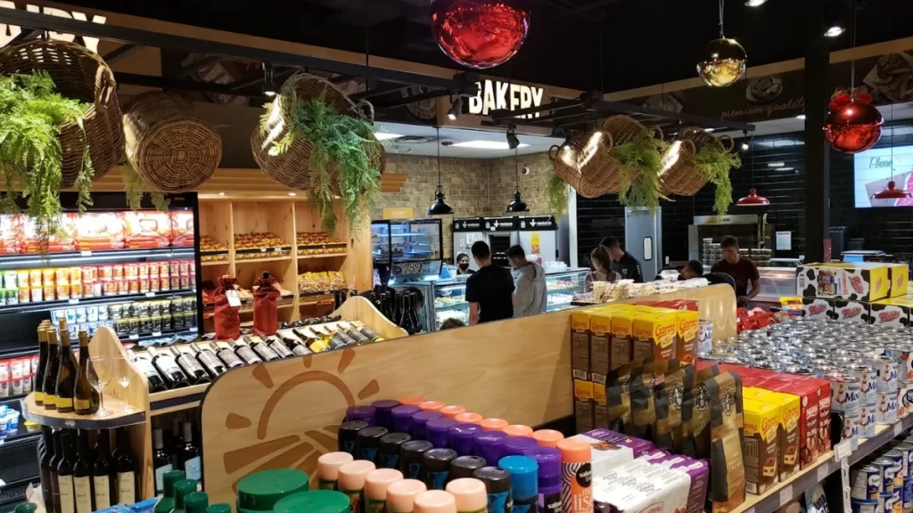 Seção de bebidas e frios do Rokka’s Market em Orlando com destaque para a padaria