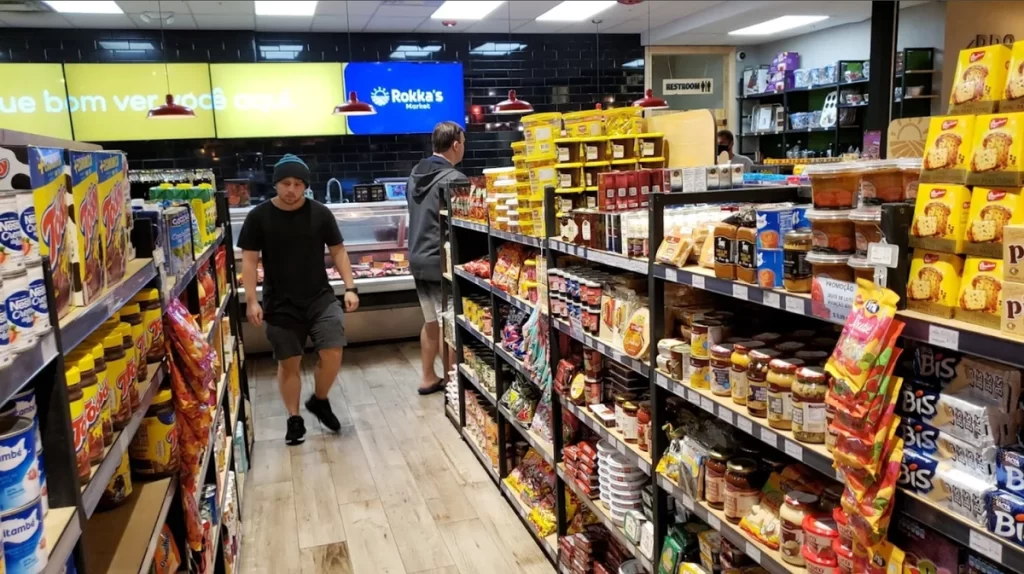 Prateleiras do Rokka’s Market Orlando com produtos brasileiros como Toddy e Bis