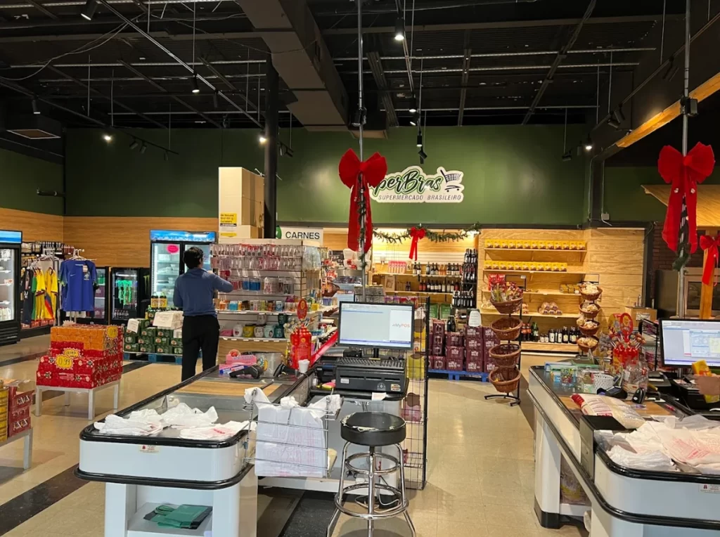Interior do supermercado Seabra Food em Orlando com caixas e prateleiras decoradas para Natal