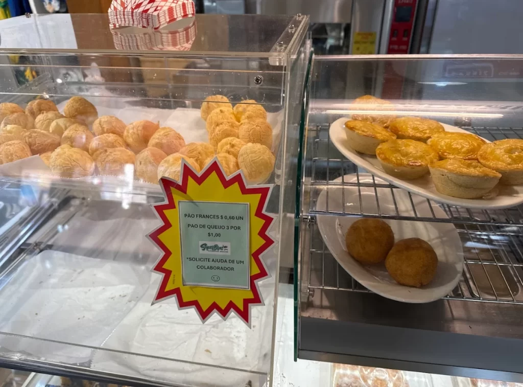 Padaria do Seabra Food Orlando com pão francês e pão de queijo à venda
