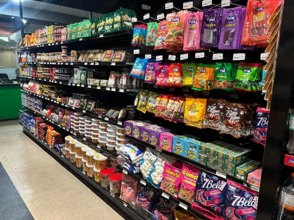 Seção de doces brasileiros no Seabra Food Orlando com balas e guloseimas típicas