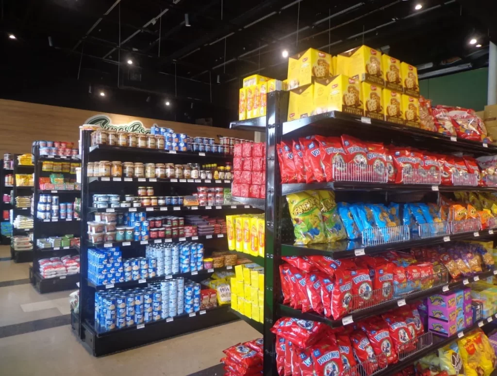 Prateleiras do Seabra Food em Orlando com biscoitos e panetones brasileiros