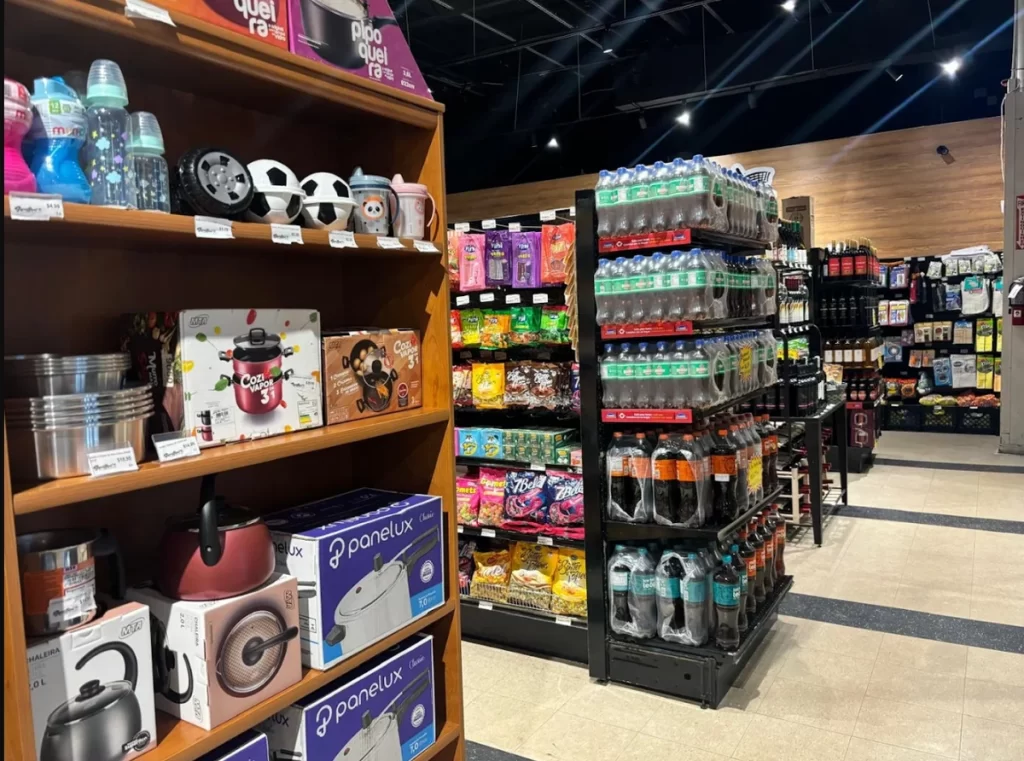 Corredor do Seabra Food Orlando com utensílios domésticos e refrigerantes brasileiros