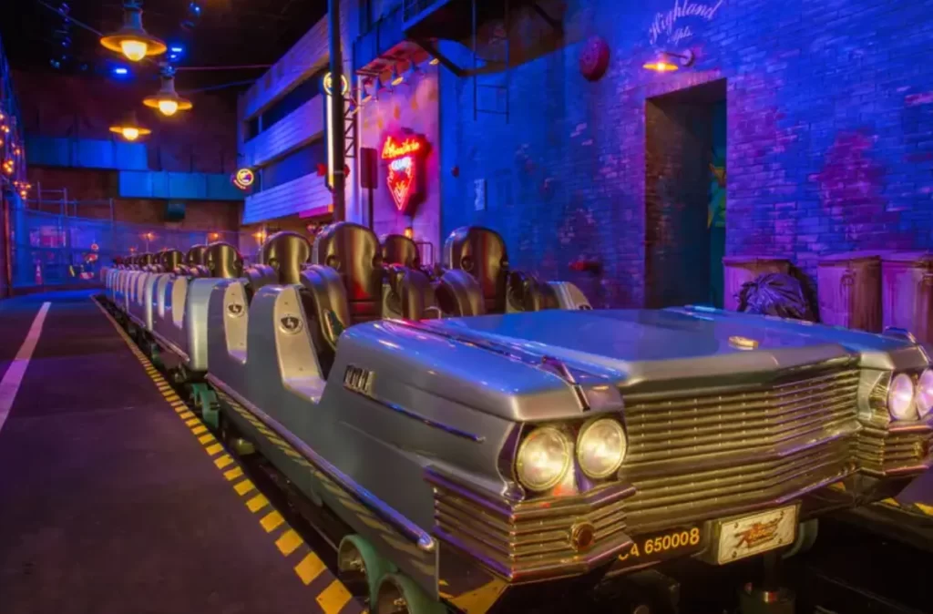 Carrinhos da Rock 'n' Roller Coaster inspirada na banda Aerosmith dentro da atração na Disney Hollywood Studios