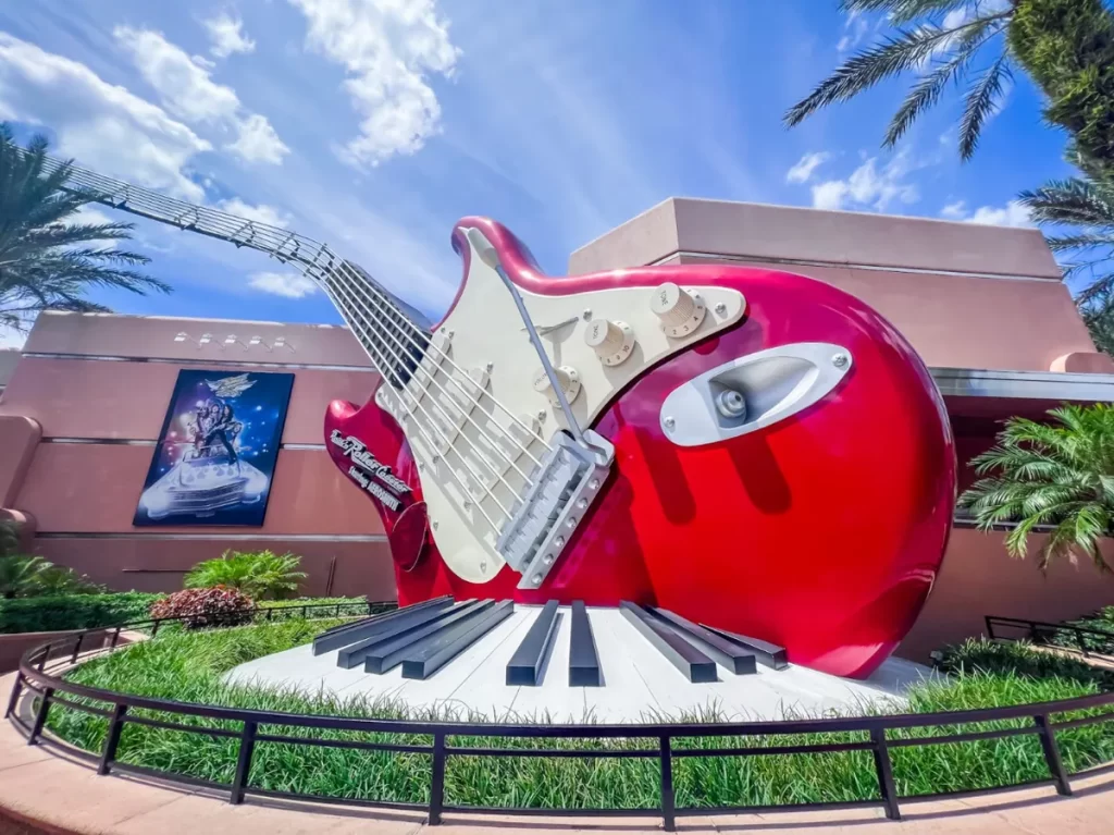 Entrada da montanha-russa Rock 'n' Roller Coaster na Disney com uma guitarra gigante vermelha.