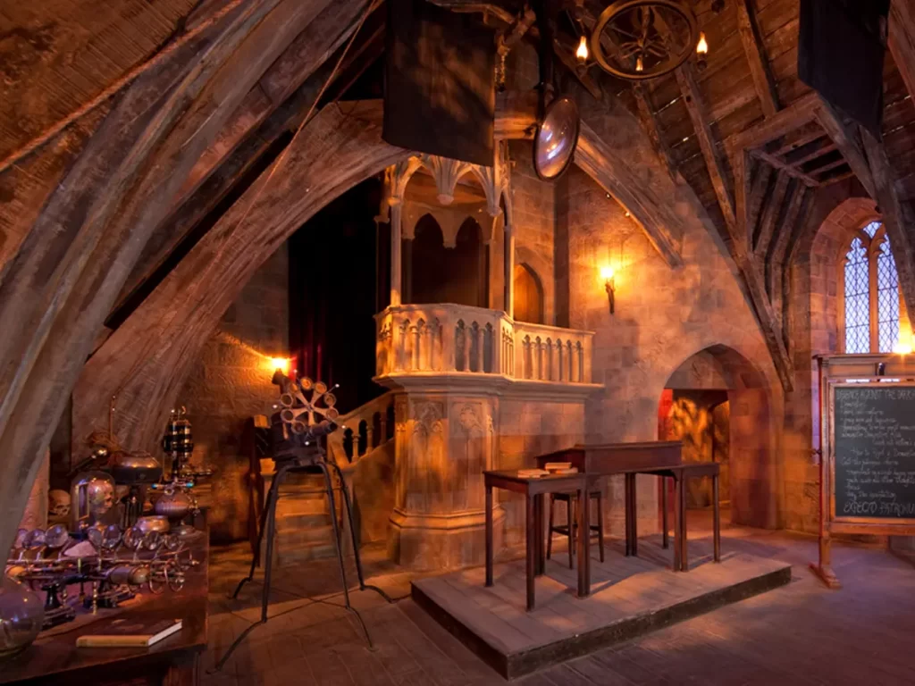 Sala de Defesa Contra as Artes das Trevas no Castelo de Hogwarts — cenário detalhado com adereços mágicos e quadro-negro.
