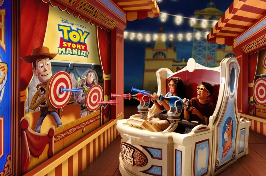 Atração Toy Story Mania na Disney Hollywood Studios com visitantes jogando em 3D ao lado de Woody e Buzz Lightyear.