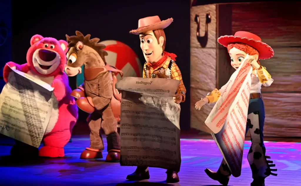 Personagens de Toy Story — Woody, Jessie, Lotso e Bala no Alvo — se apresentam em show musical no Walt Disney Studios Park, Disneyland Paris.