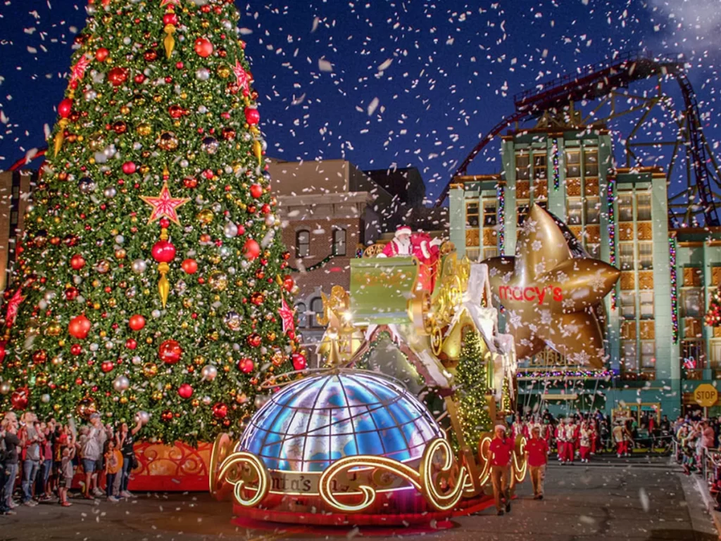 Desfile de Natal no Universal Orlando com Papai Noel e árvore gigante iluminada, neve artificial e decoração da Macy’s.