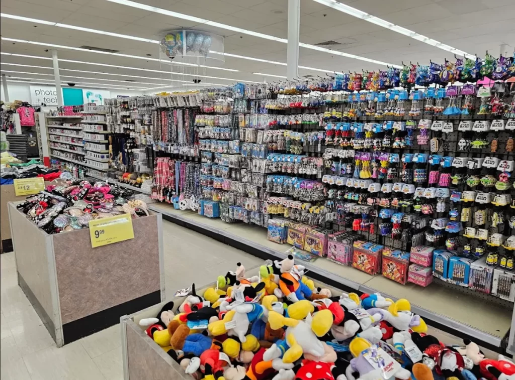 Brinquedos de pelúcia da Disney, chaveiros e lembranças expostos em prateleiras da Walgreens.