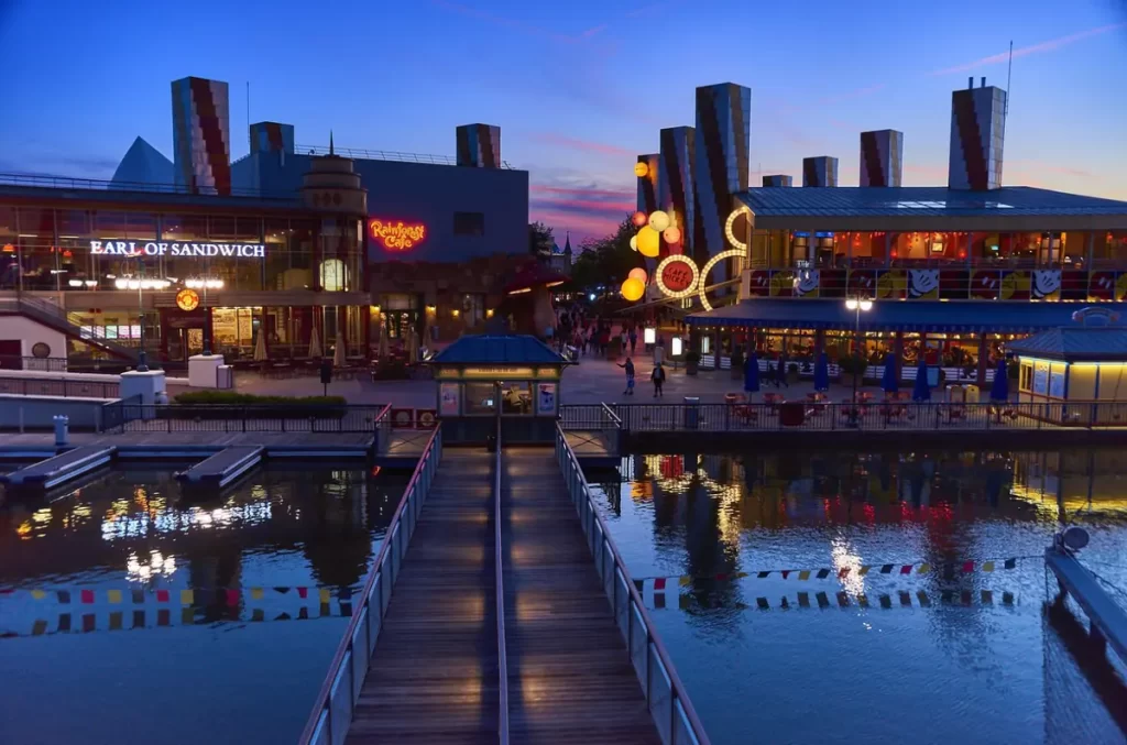 Disney Village Paris: Vista noturna do lago e das lojas no