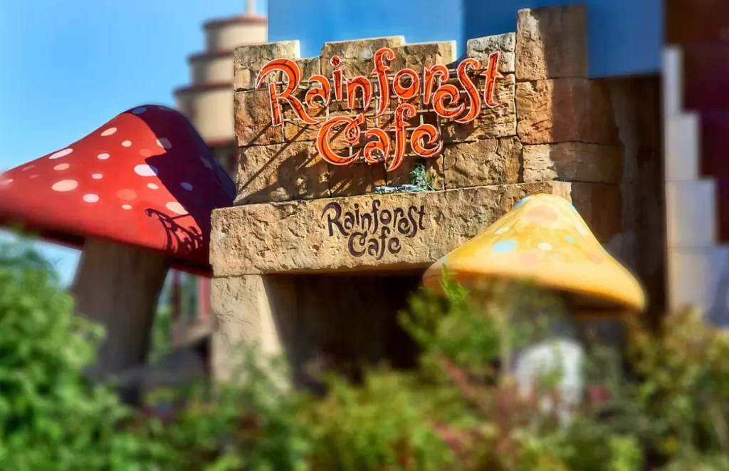 Entrada do restaurante Rainforest Café com cogumelos gigantes no Disney Village Paris