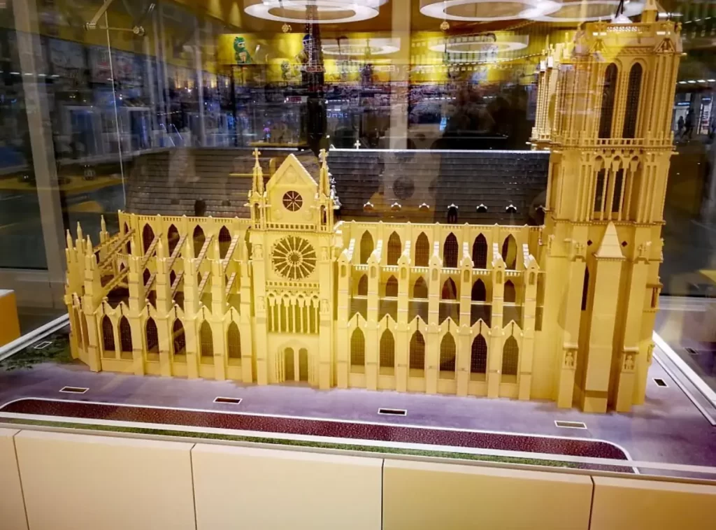 Maquete da Catedral de Notre-Dame feita de LEGO na loja do Disney Village Paris