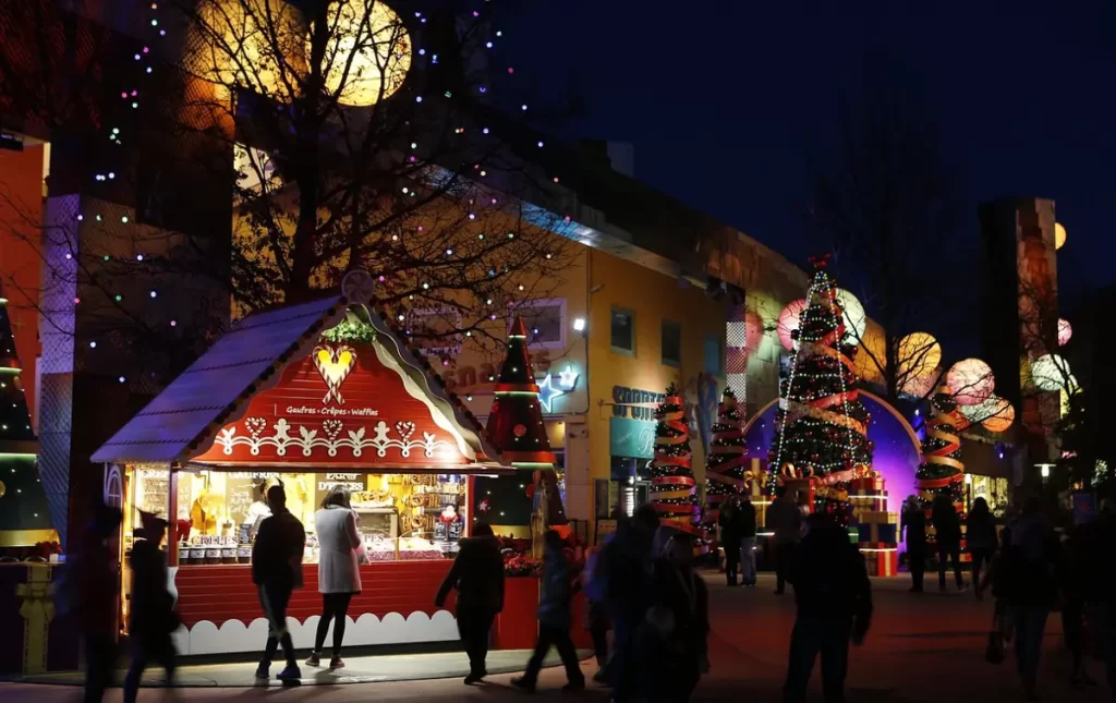 Decoração de Natal no Disney Village Paris com árvores e barracas iluminadas