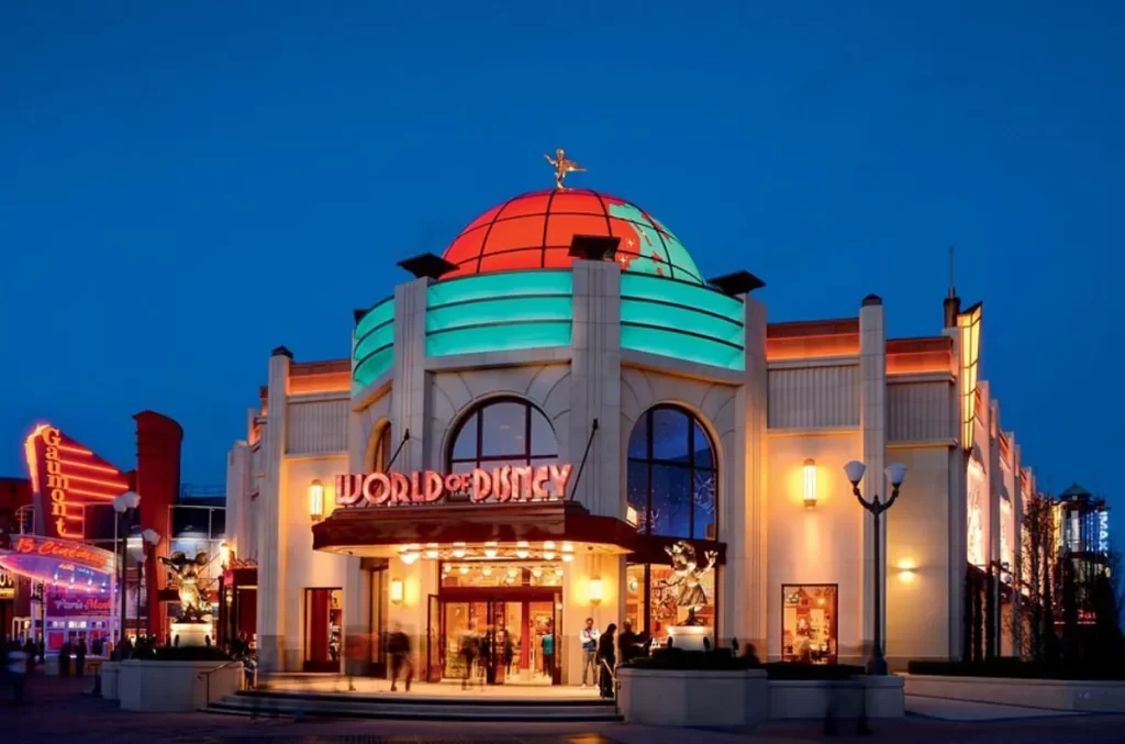 Entrada iluminada da loja World of Disney no Disney Village Paris