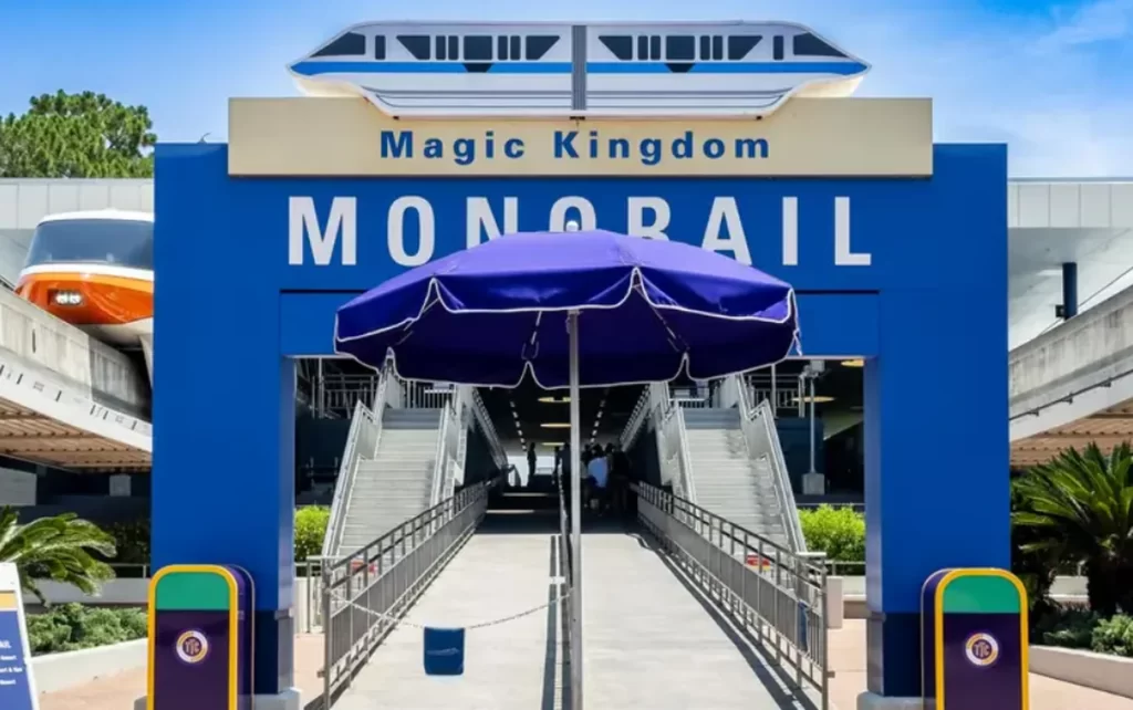 Estação do Monotrilho do Magic Kingdom com entrada principal, escadas de acesso e estrutura azul característica da Disney
