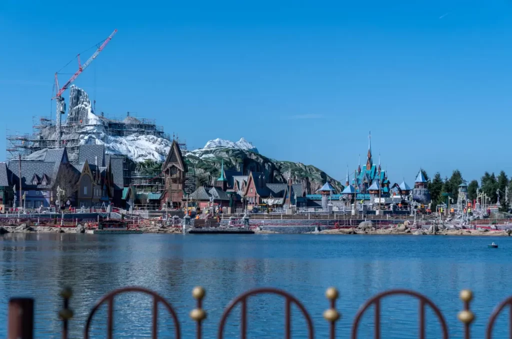 Construção da nova área Frozen na Disneyland Paris com montanha artificial em obras, vila de Arendelle e castelo em desenvolvimento