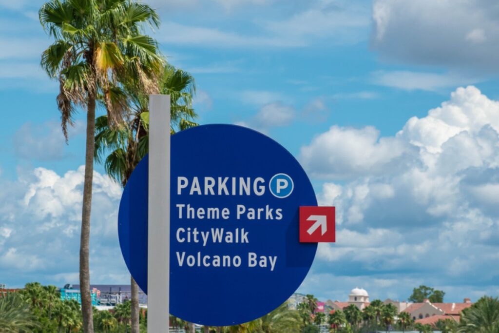 Placa oficial do estacionamento do Universal Orlando com direções para os parques, CityWalk e Volcano Bay.