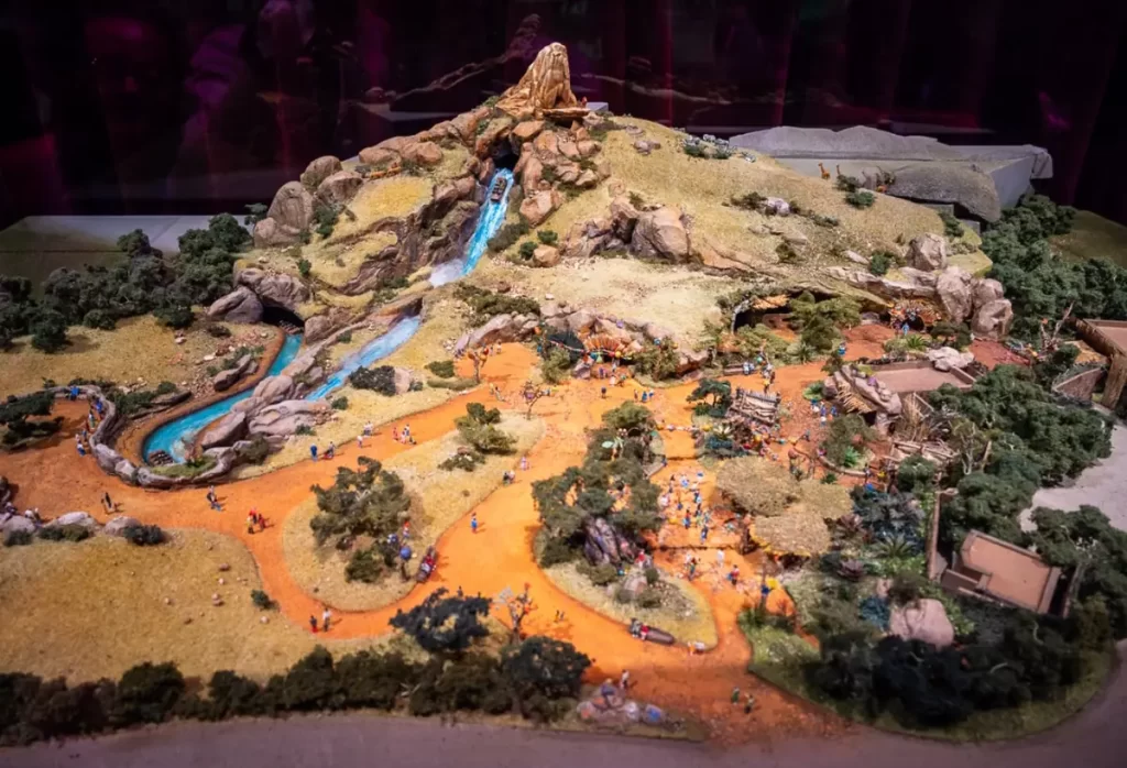 Maquete da nova área do Rei Leão na Disneyland Paris mostrando atração aquática, caminhos e paisagismo temático