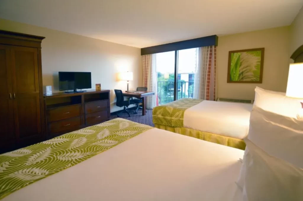 Quarto duplo do Rosen Inn Closest to Universal com duas camas e varanda.