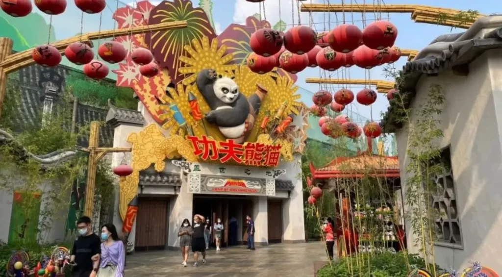 Entrada da atração Kung Fu Panda na Universal Studios decorada com lanternas vermelhas e temática chinesa.