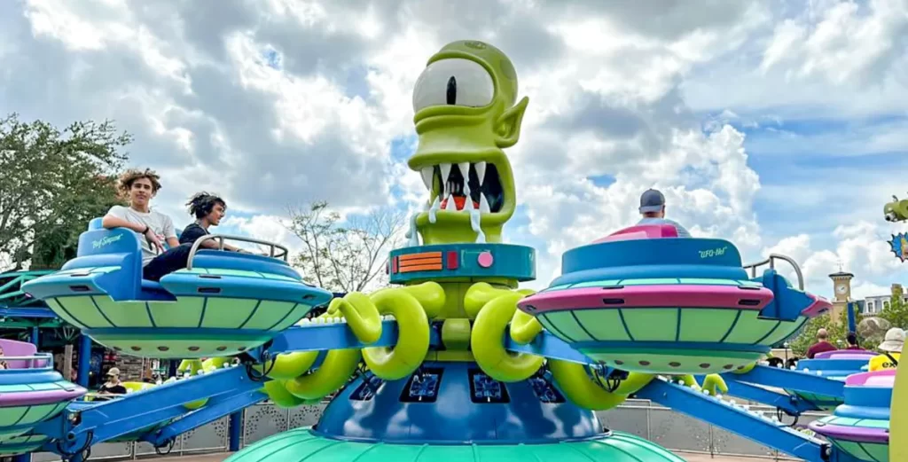 Brinquedo temático dos Simpsons com naves espaciais giratórias na Universal Studios.