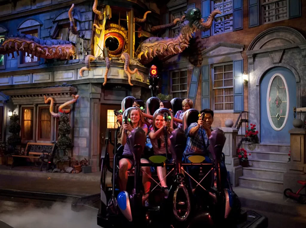 Visitantes atirando em alvos na atração Men in Black Alien Attack na Universal Studios.