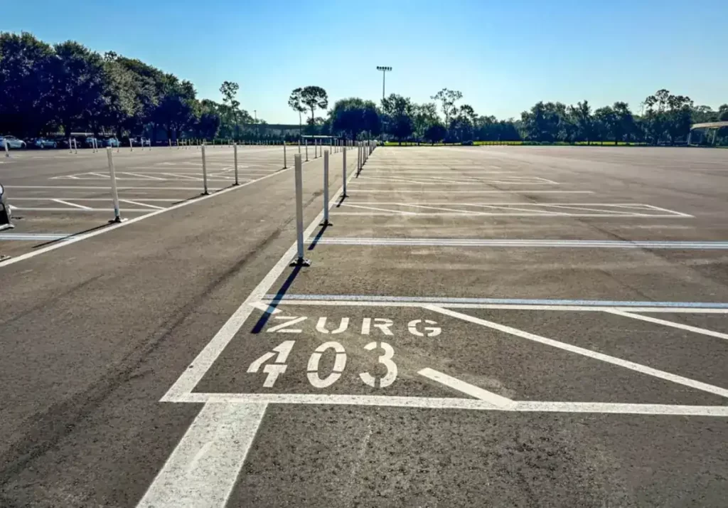 Vaga identificada do estacionamento Zurg no Magic Kingdom, com sinalização no asfalto e fileiras organizadas para visitantes
