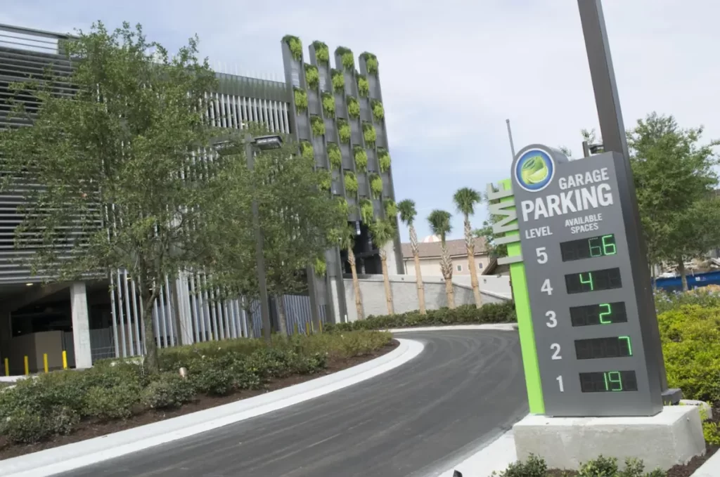 Mapa do estacionamento do Disney Springs com localização das garagens Orange, Lime, Grapefruit e estacionamentos externos
