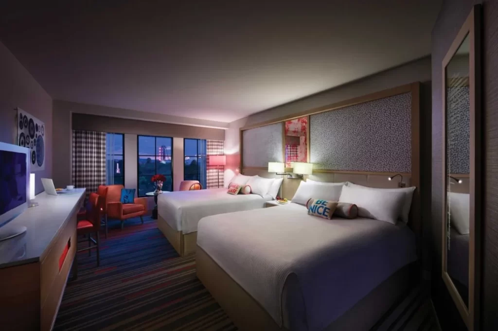 Quarto do Hard Rock Hotel Orlando com iluminação noturna aconchegante.