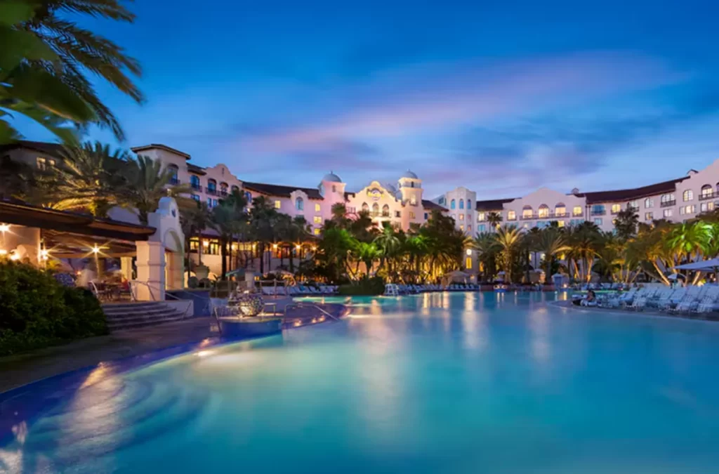 Piscina icônica do Hard Rock Hotel Orlando ao pôr do sol.