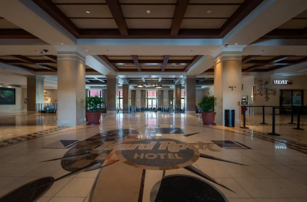 Lobby do Hard Rock Hotel Orlando com decoração temática musical e ambiente sofisticado