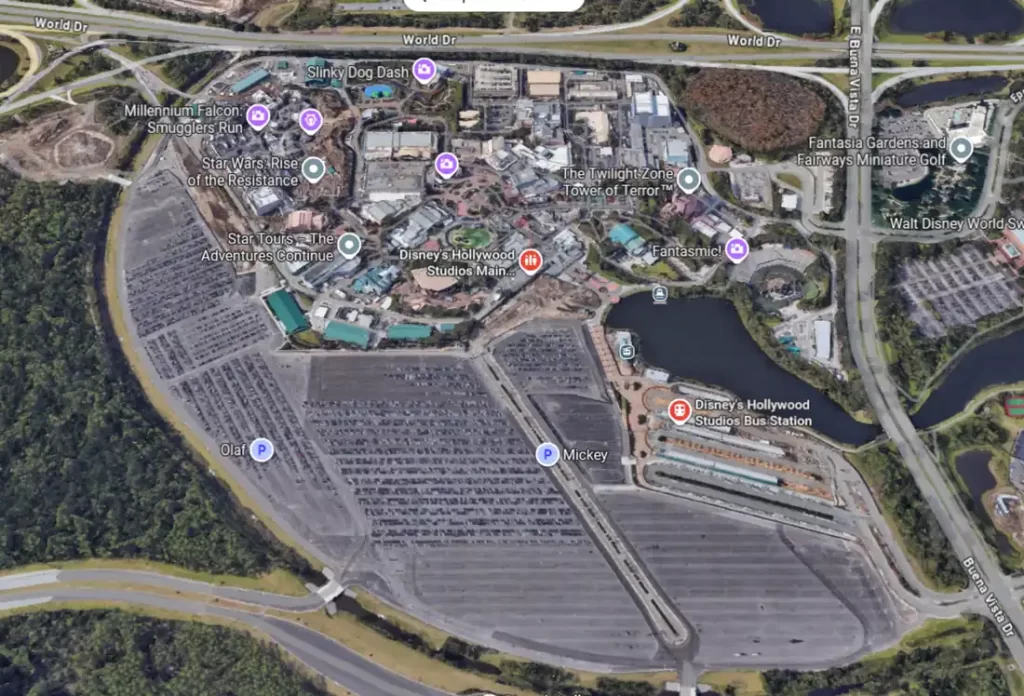 Vista aérea do Disney’s Hollywood Studios mostrando Galaxy’s Edge, Toy Story Land, Tower of Terror e áreas principais do parque em Orlando.
