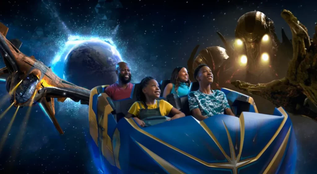 Atração Guardians of the Galaxy Cosmic Rewind no EPCOT Disney com montanha-russa indoor futurista