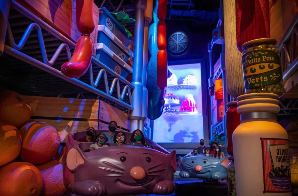 Atração Remy’s Ratatouille Adventure no EPCOT com carrinho e cenário inspirado em Paris