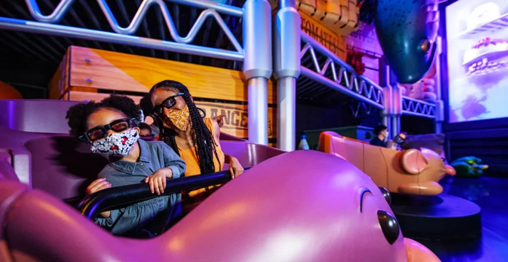 Fila da atração Ratatouille no EPCOT Disney com cenário imersivo e carrinhos temáticos