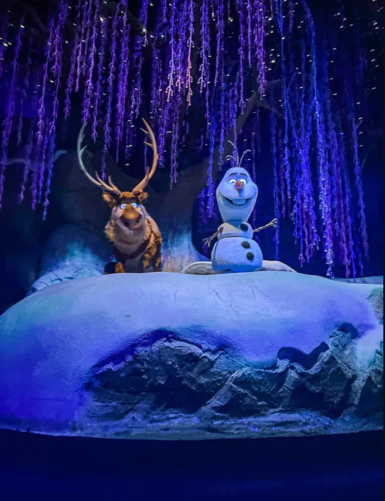 Frozen Ever After no EPCOT Disney com Olaf e Sven em cenário congelado