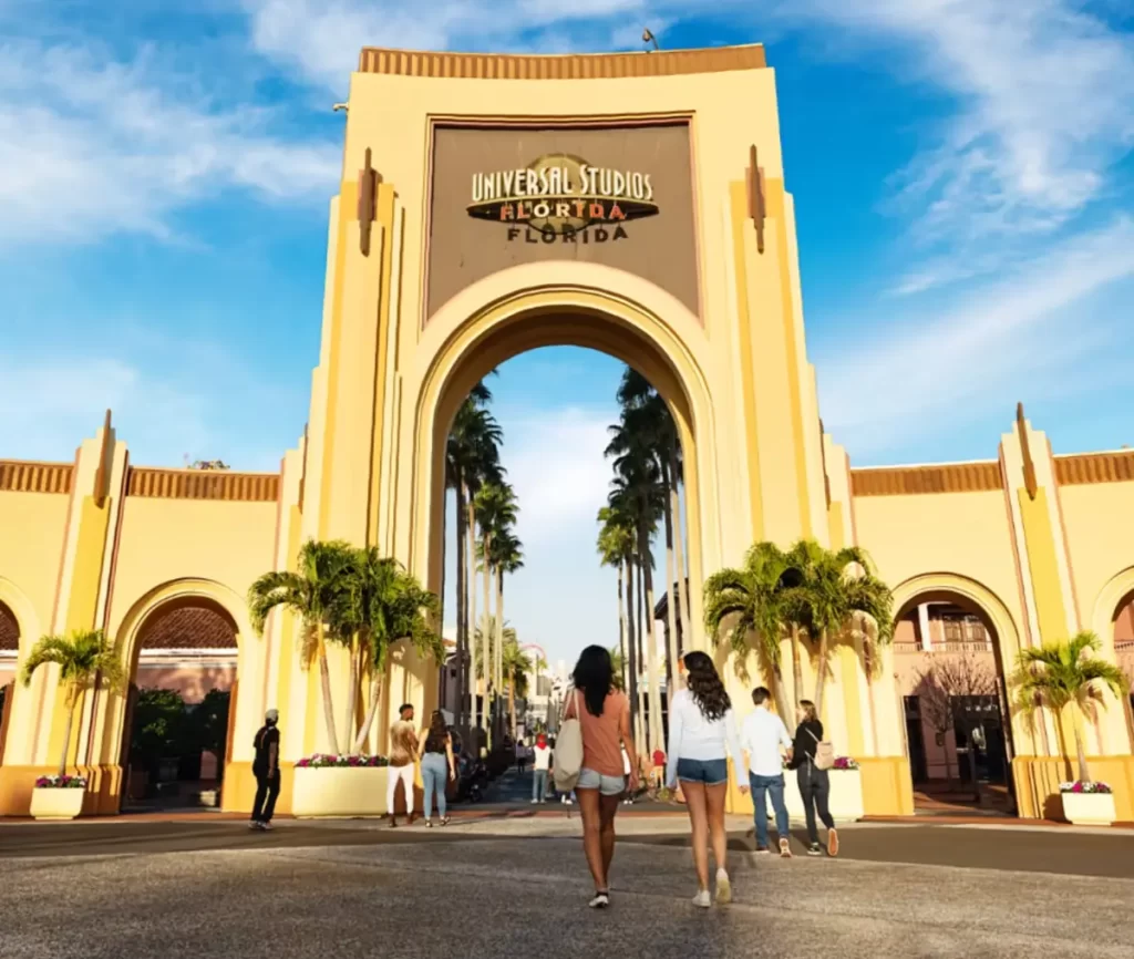 Entrada do Universal Studios Florida marca o início da experiência nos parques da Universal.