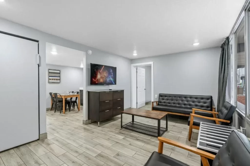 Sala de estar moderna nas suítes do Celebration Suites Orlando