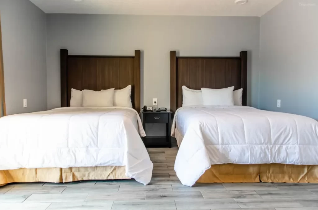 Quarto com duas camas ideal para famílias