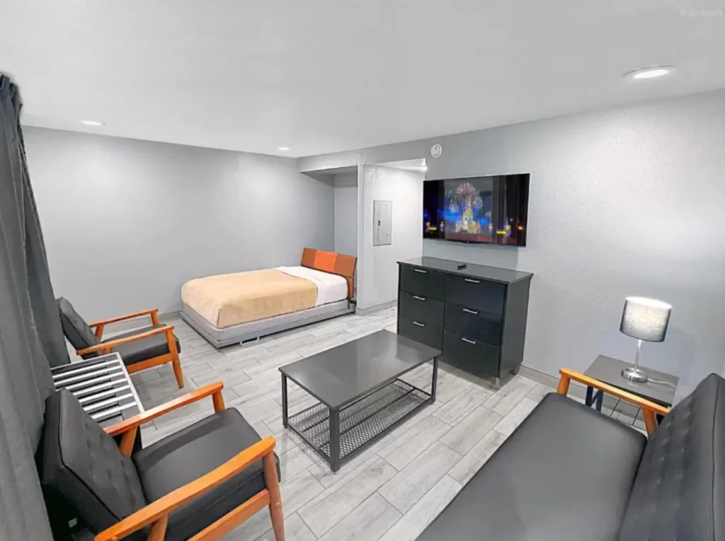 Quarto suíte com TV no Celebration Suites Orlando em Orlando