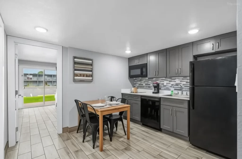 Cozinha equipada com mesa de jantar no Celebration Suites Orlando