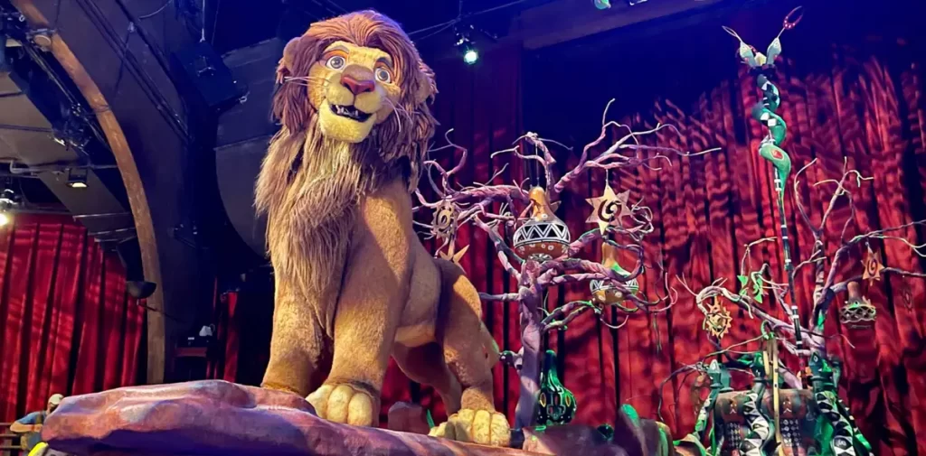 Simba no palco do Festival of the Lion King no Animal Kingdom