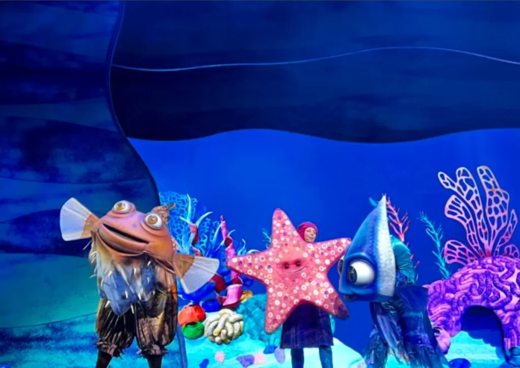 Personagens de Finding Nemo durante show musical no Disney Animal Kingdom