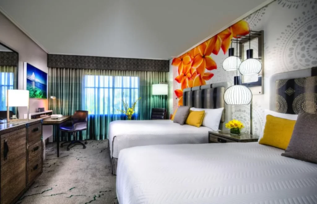 Quarto duplo do Loews Royal Pacific Universal Orlando com duas camas queen, decoração inspirada nas ilhas do Pacífico e conforto premium para famílias.