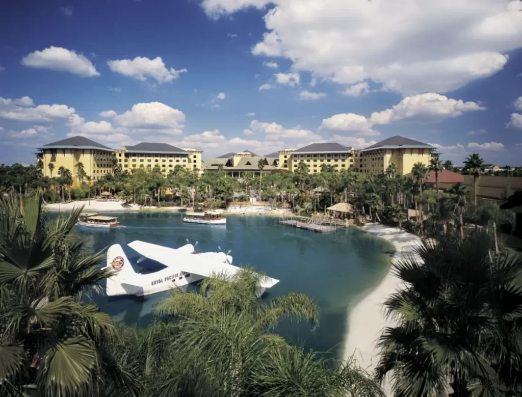 Vista aérea do Loews Royal Pacific Resort no Universal Orlando com lago tropical, hidroavião e arquitetura inspirada no Pacífico Sul
