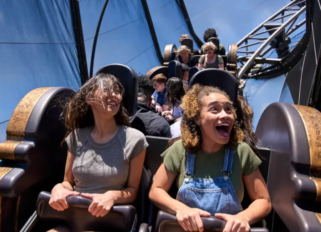 Momento de adrenalina na Curse of the Werewolf, atração intensa do Epic Universe.