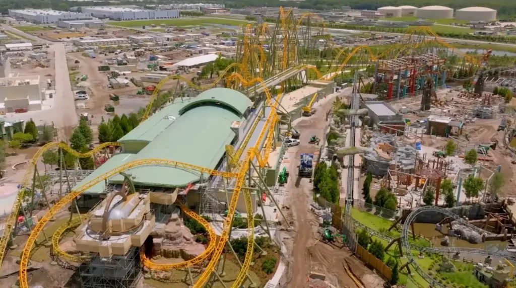 Vista aérea da construção da montanha-russa Stardust Racers no Epic Universe.