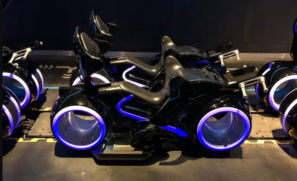 montanha russa tron disney carrinho em forma de moto